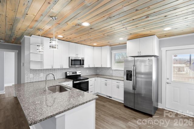 1844 Willow Road, Hendersonville, NC 28739