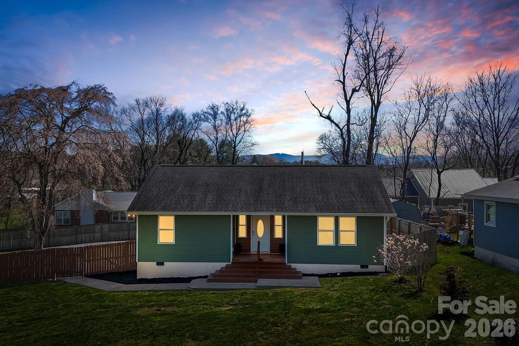 1844 Willow Road, Hendersonville, NC 28739