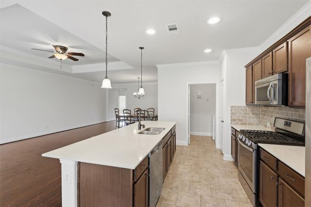 677 Tenuta Lane, League City, TX 77573