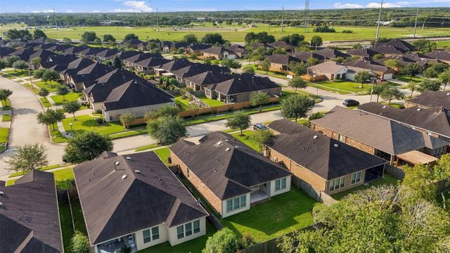 677 Tenuta Lane, League City, TX 77573