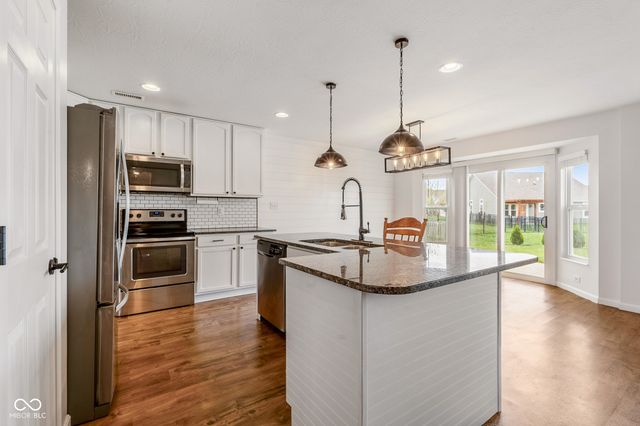 5571 W Woodhaven Drive, Mccordsville, IN 46055