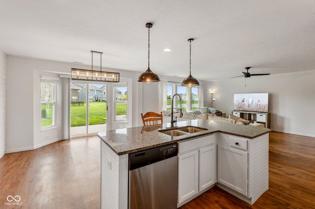 5571 W Woodhaven Drive, Mccordsville, IN 46055