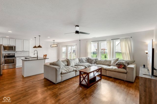 5571 W Woodhaven Drive, Mccordsville, IN 46055