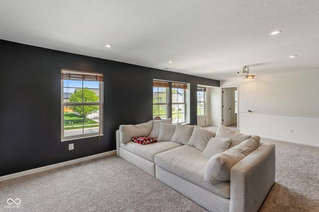 5571 W Woodhaven Drive, Mccordsville, IN 46055