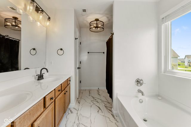 5571 W Woodhaven Drive, Mccordsville, IN 46055