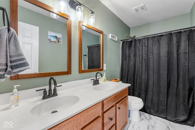 5571 W Woodhaven Drive, Mccordsville, IN 46055