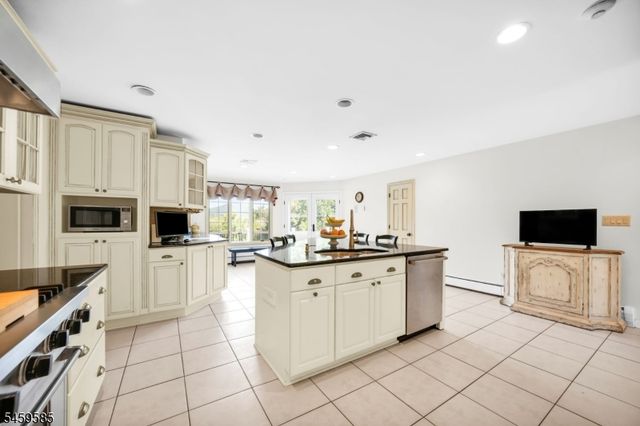 24 W Sunset Rd, Pequannock Twp., NJ 07444