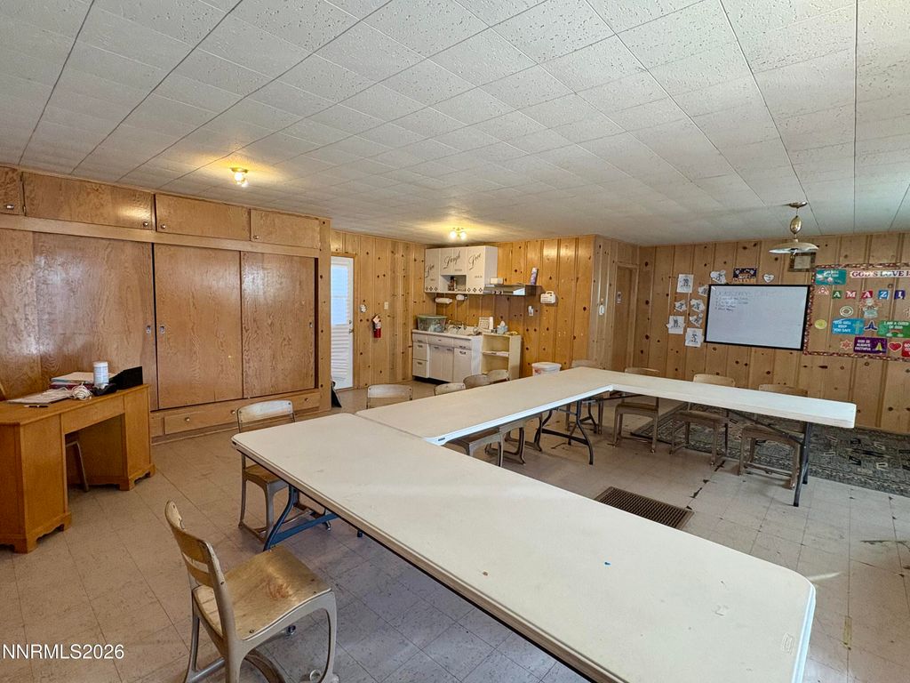 Image 4 of property listing at 1115 Franklin Avenue, Lovelock, NV 89419