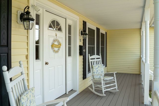 27 Hardwick Rd, Natick, MA 01760