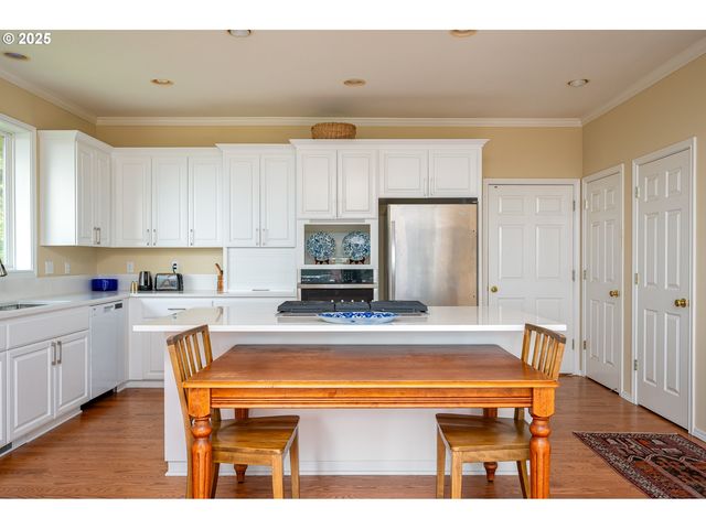 9015 Nw BARTHOLOMEW Dr, Portland, OR 97229