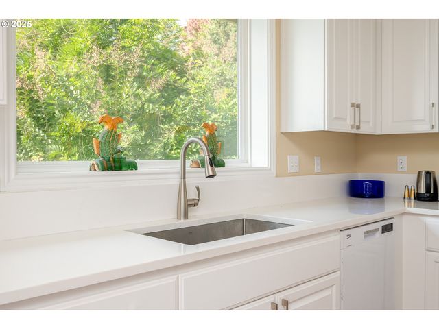 9015 Nw BARTHOLOMEW Dr, Portland, OR 97229