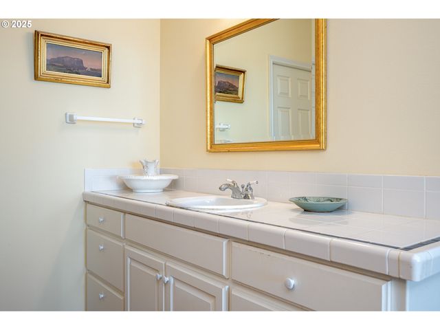 9015 Nw BARTHOLOMEW Dr, Portland, OR 97229