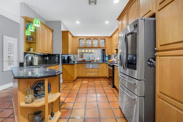 423 NE 23rd St, Wilton Manors, FL 33305