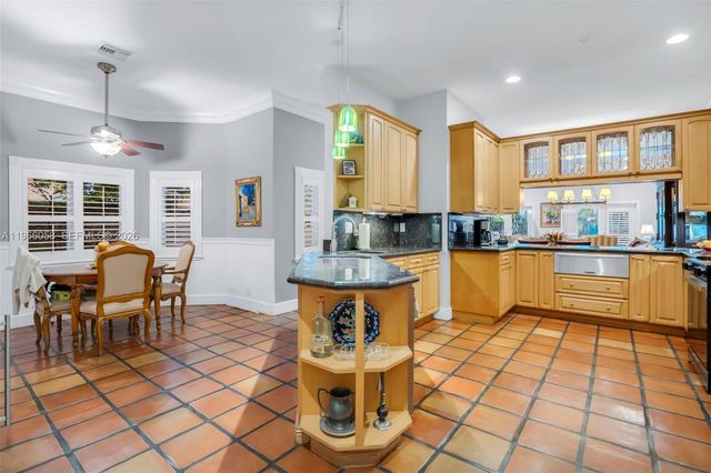 423 NE 23rd St, Wilton Manors, FL 33305