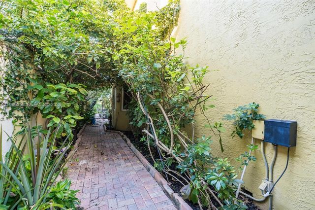 423 NE 23rd St, Wilton Manors, FL 33305