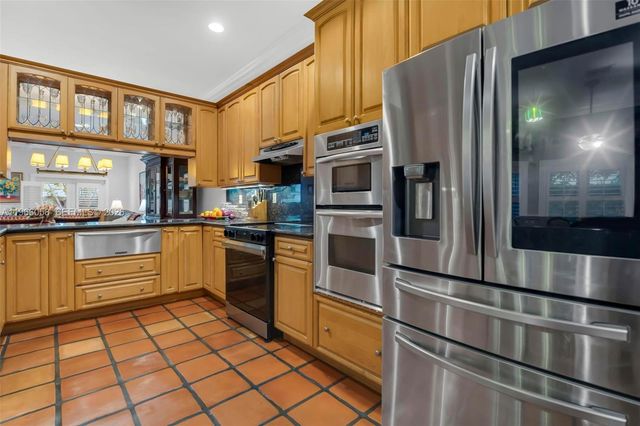 423 NE 23rd St, Wilton Manors, FL 33305