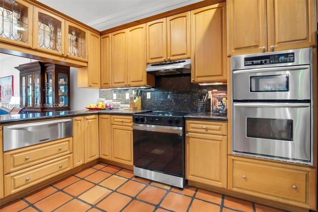 423 NE 23rd St, Wilton Manors, FL 33305
