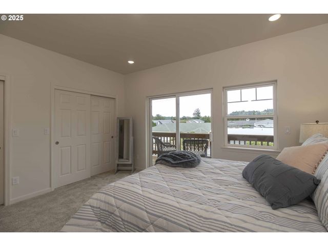 1577 37TH St, Florence, OR 97439