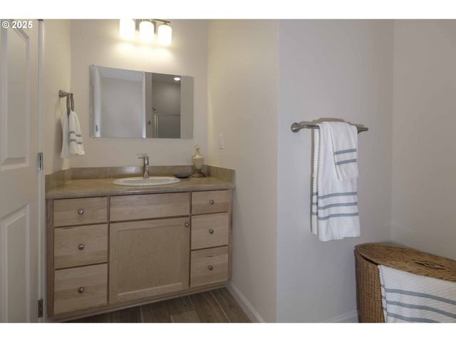 1577 37TH St, Florence, OR 97439