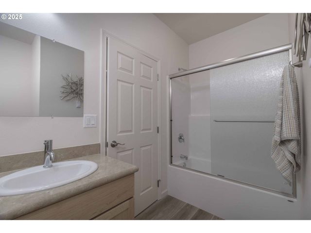 1577 37TH St, Florence, OR 97439