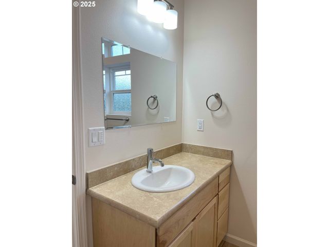 1577 37TH St, Florence, OR 97439