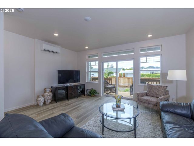 1577 37TH St, Florence, OR 97439