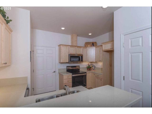 1577 37TH St, Florence, OR 97439