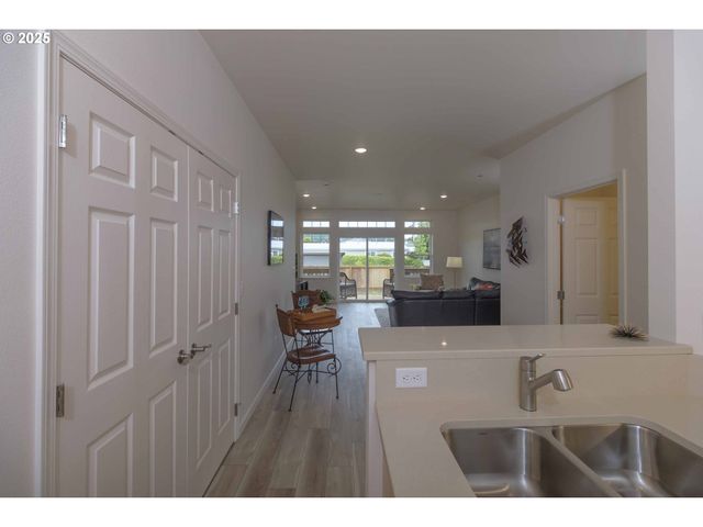 1577 37TH St, Florence, OR 97439