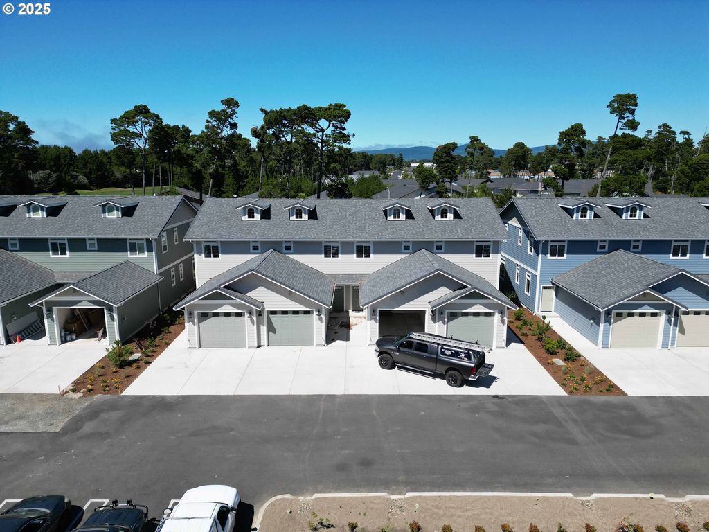 1577 37TH St, Florence, OR 97439