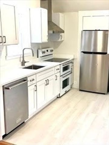 15 Linden Pl 3rd Flr, Dedham, MA 02026