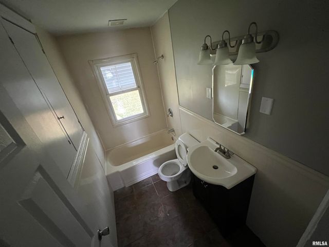 820 W VIRGINIA Avenue, Peoria, IL 61604
