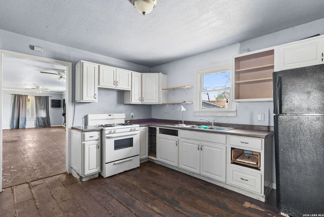 829 N Goodrich, Seguin, TX 78155