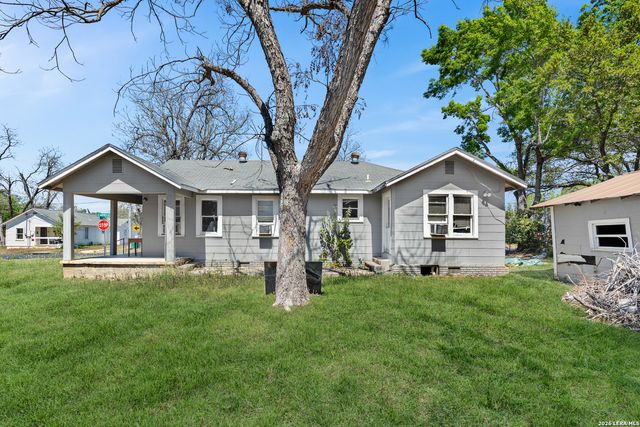 829 N Goodrich, Seguin, TX 78155