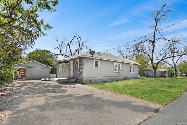 829 N Goodrich, Seguin, TX 78155