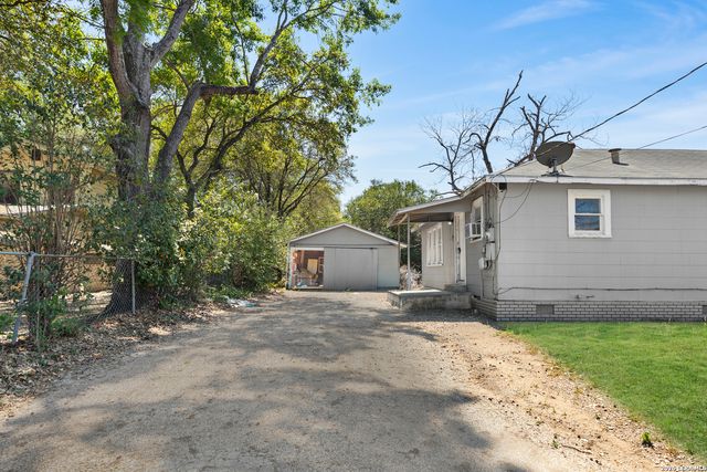 829 N Goodrich, Seguin, TX 78155