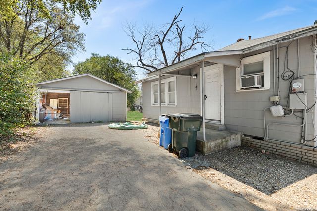 829 N Goodrich, Seguin, TX 78155