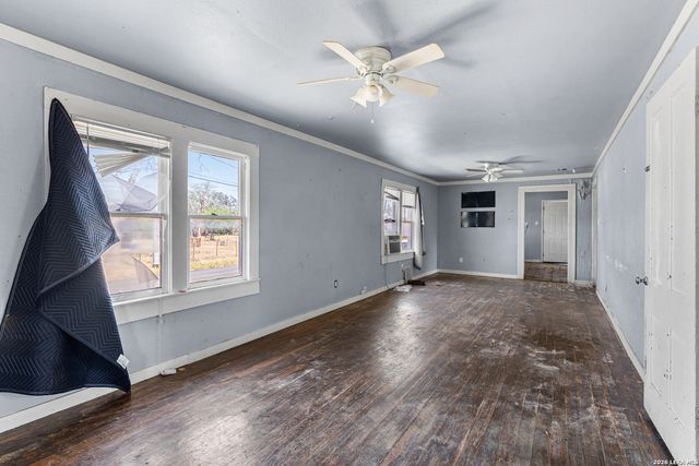 829 N Goodrich, Seguin, TX 78155