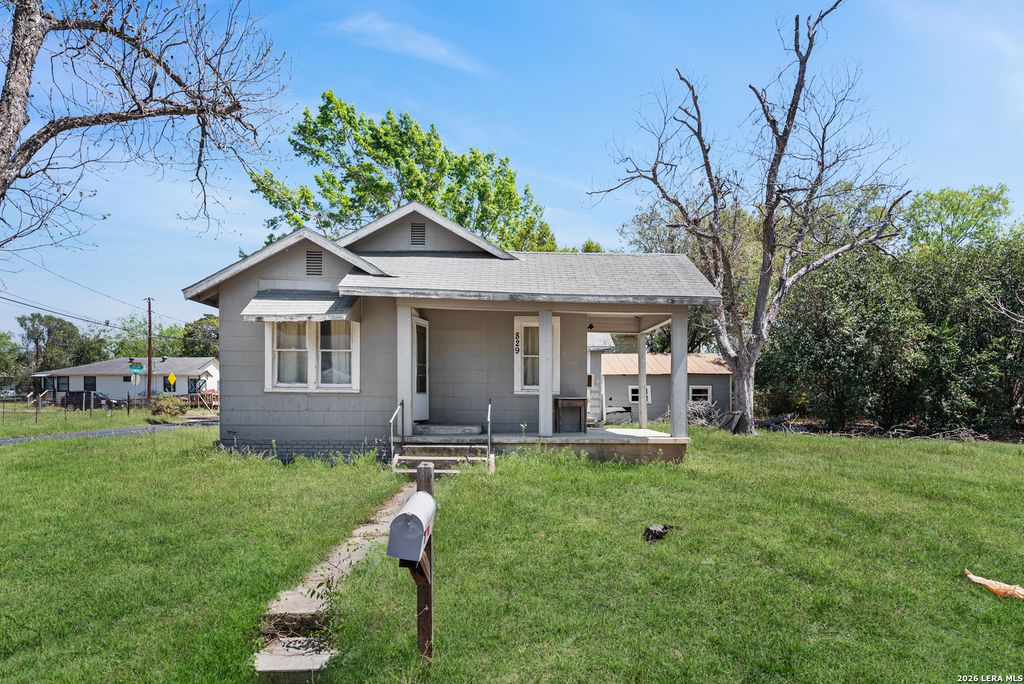 829 N Goodrich, Seguin, TX 78155
