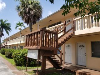 280 SW 11th Ave 18, Hallandale Beach, FL 33009
