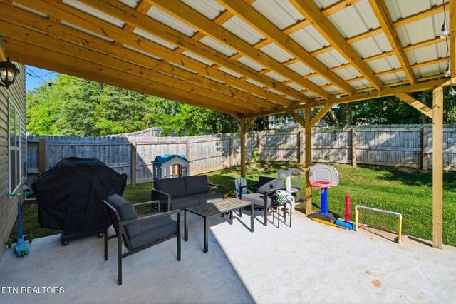 709 W Tellico Ave, Athens, TN 37303