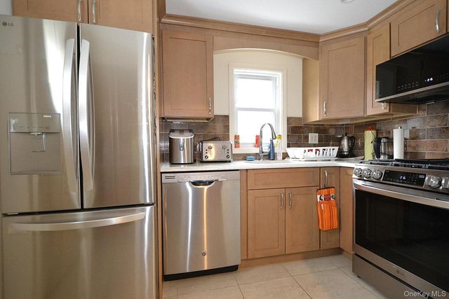 463 S Bayview Avenue, Freeport, NY 11520