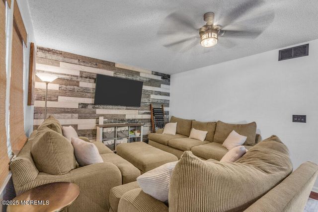 46 Ravenwood Boulevard, Barnegat, NJ 08005