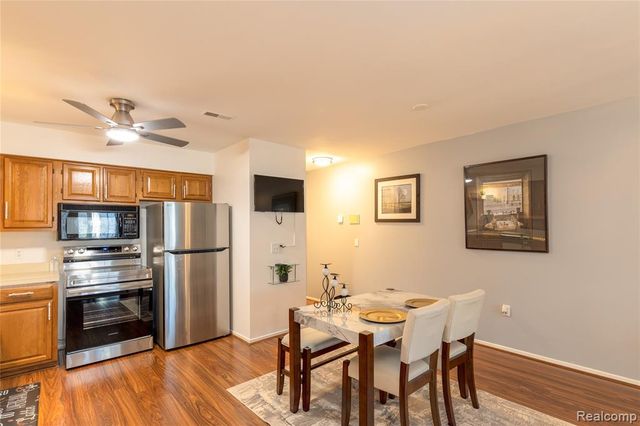 8187 Grays Drive B7, Grosse Ile, MI 48138