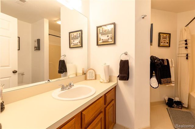 8187 Grays Drive B7, Grosse Ile, MI 48138