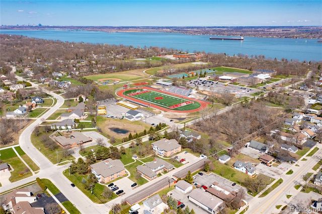 8187 Grays Drive B7, Grosse Ile, MI 48138