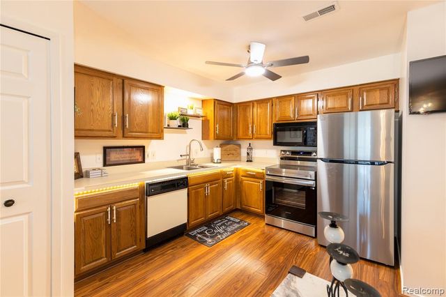 8187 Grays Drive B7, Grosse Ile, MI 48138