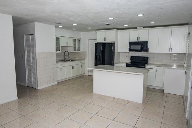 5810 N THATCHER AVENUE, Tampa, FL 33614