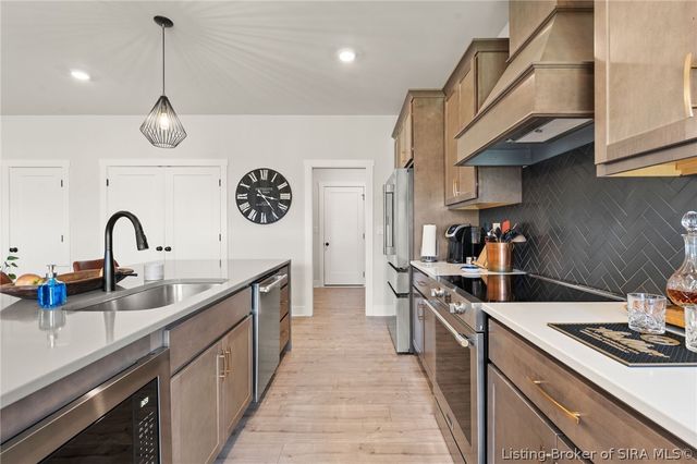 4654 Red Tail Ridge, Jeffersonville, IN 47130