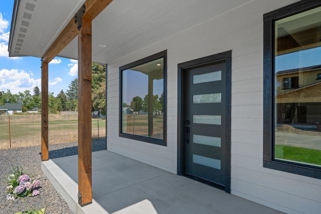 504 N Moen Ln, Greenacres, WA 99016