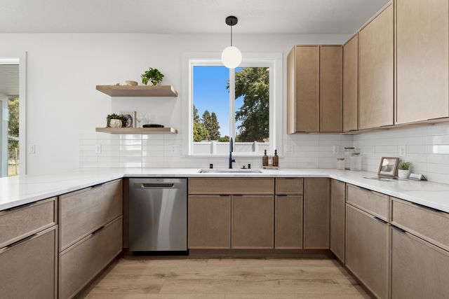 504 N Moen Ln, Greenacres, WA 99016
